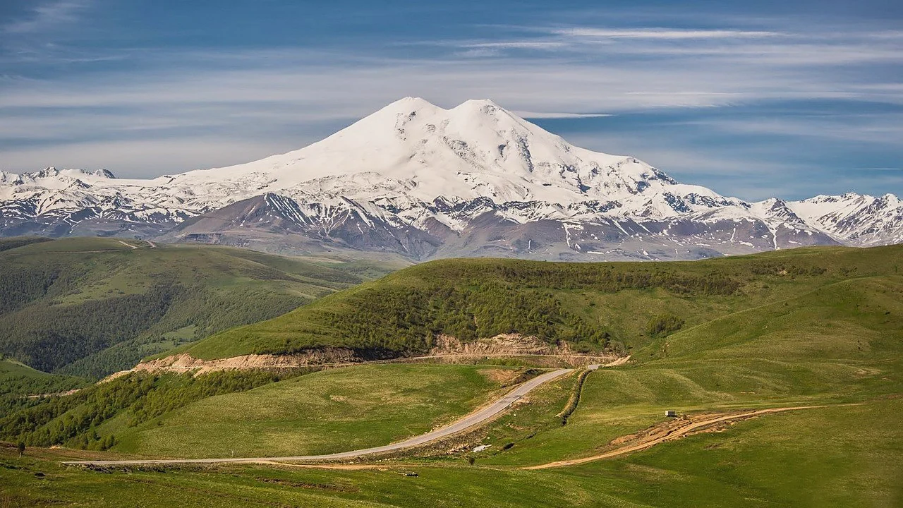 Майский Кавказ: Кабардино-Балкария и Северная Осетия – главный кадр