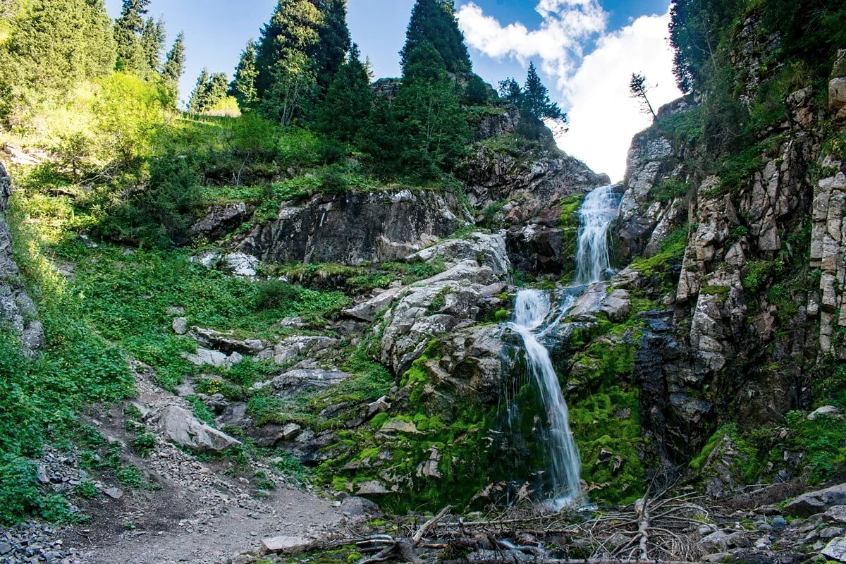 Водопад лес тропа