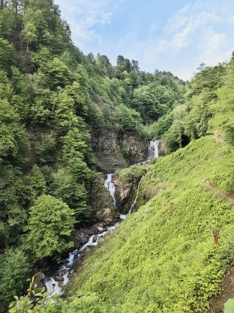 Зелёная долина и водопад