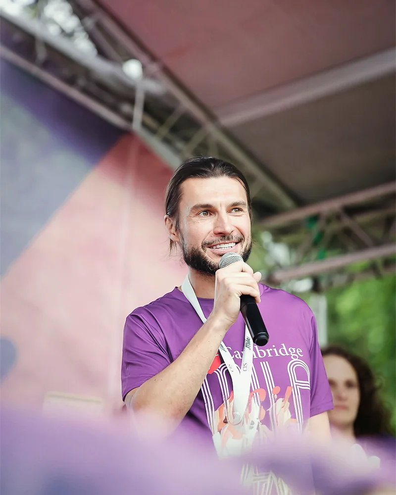 Евгений Величкин выступает на сцене перед группой